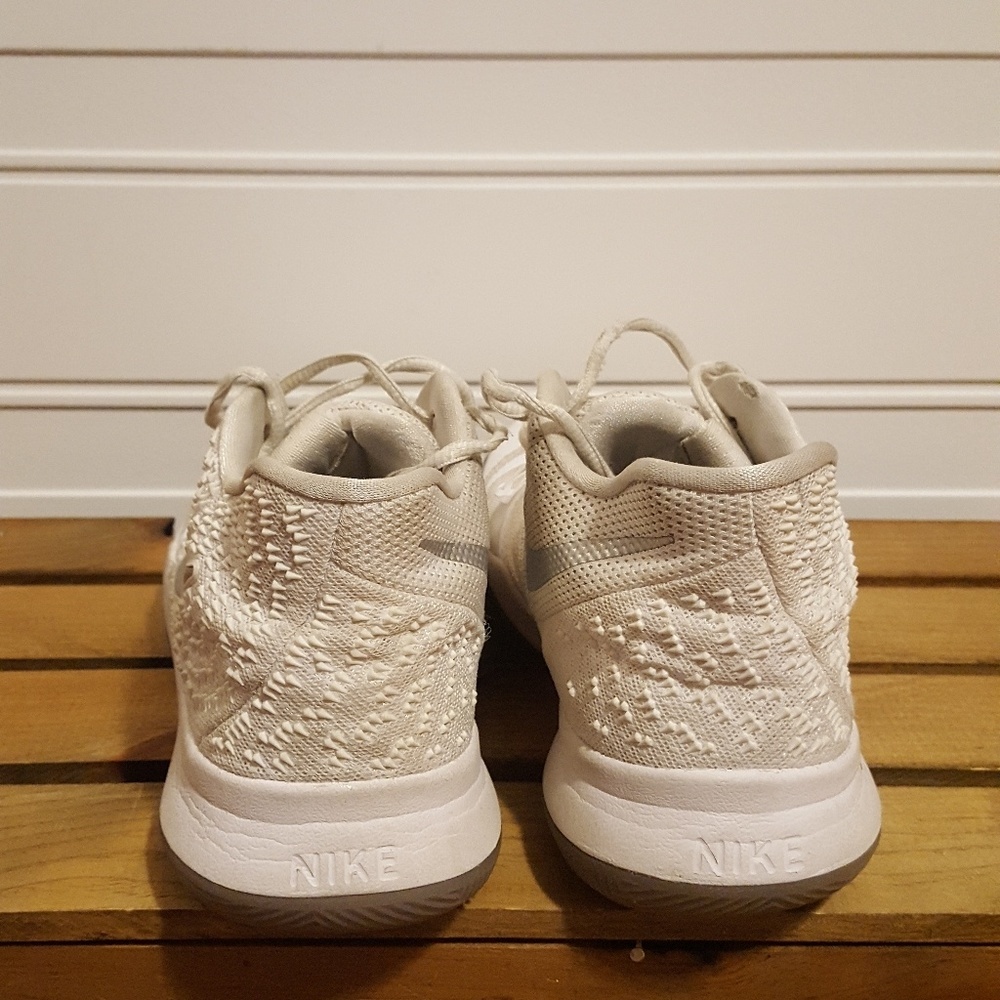 Kyrie III - Picture 4 of 5